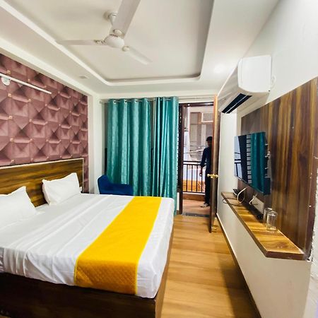 Bed and Breakfast Surya International Nuova Delhi Esterno foto