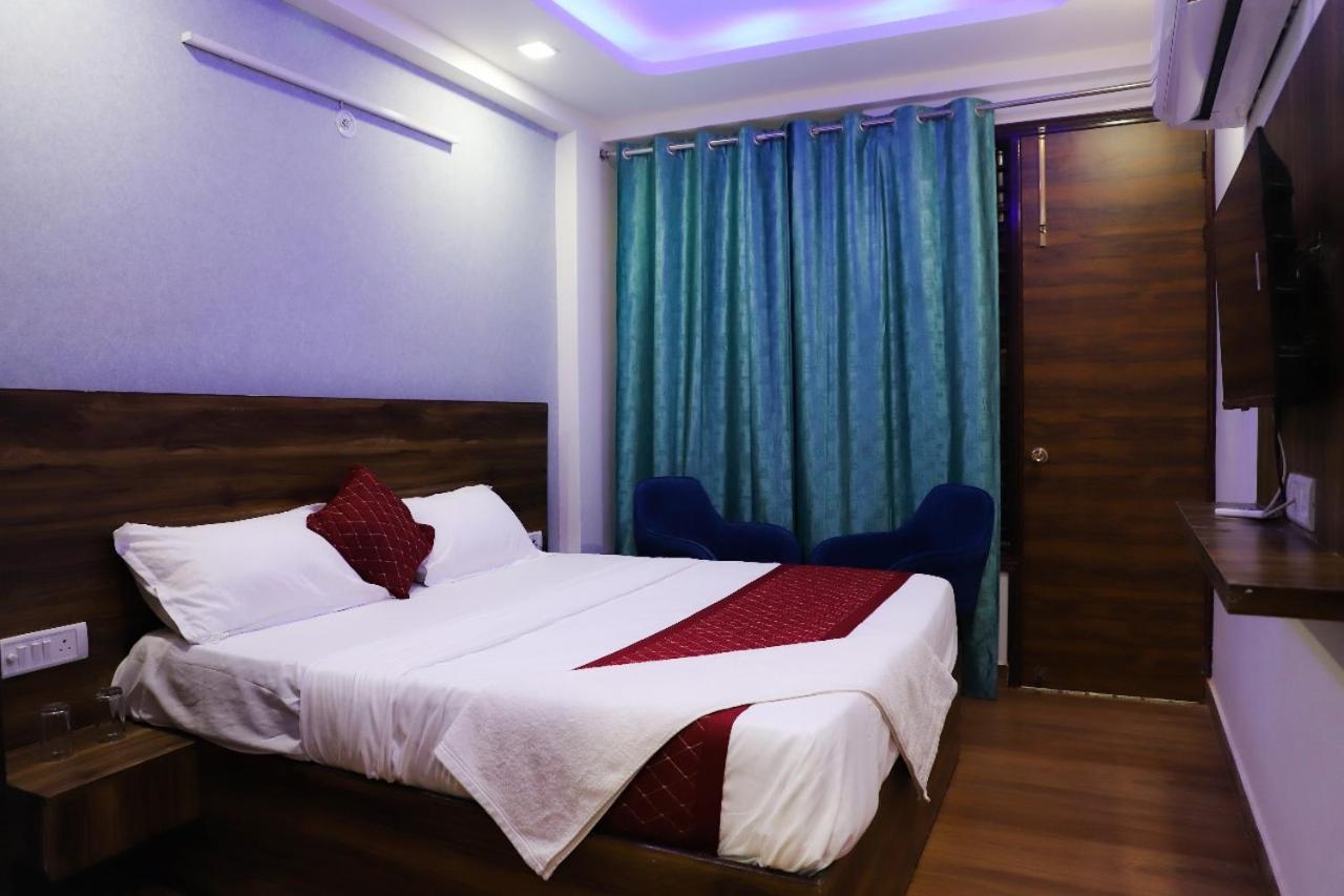 Bed and Breakfast Surya International Nuova Delhi Esterno foto
