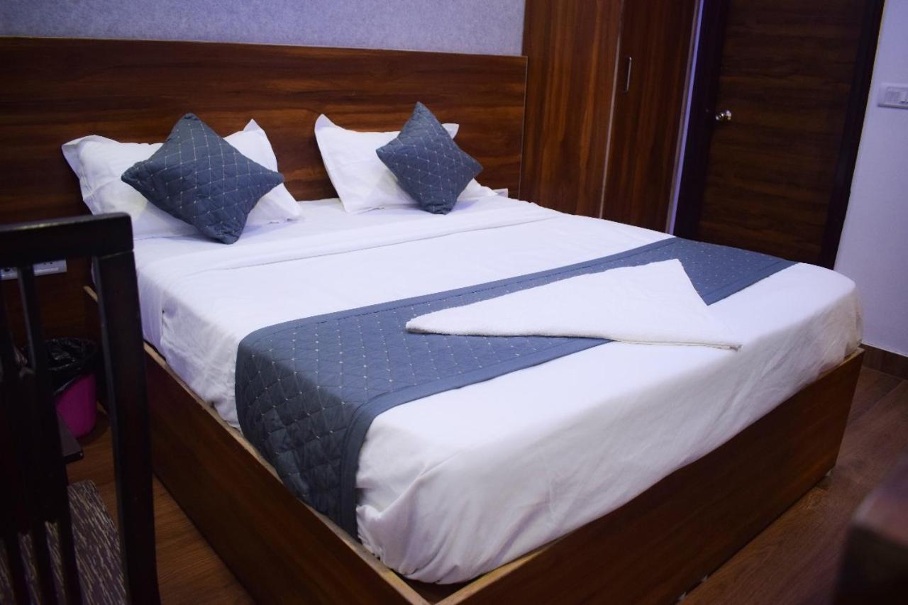 Bed and Breakfast Surya International Nuova Delhi Esterno foto