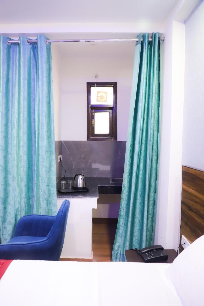 Bed and Breakfast Surya International Nuova Delhi Esterno foto