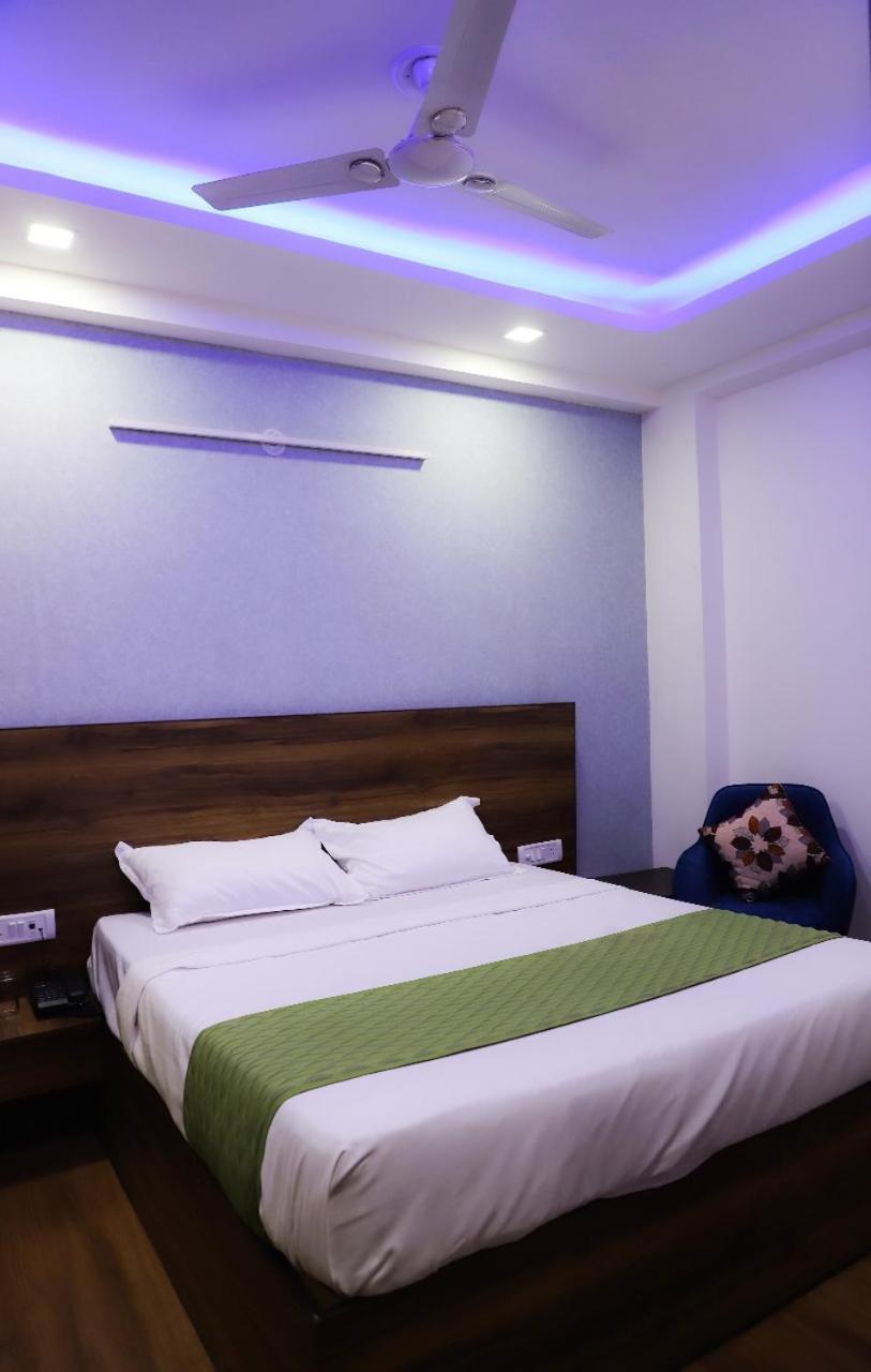 Bed and Breakfast Surya International Nuova Delhi Esterno foto