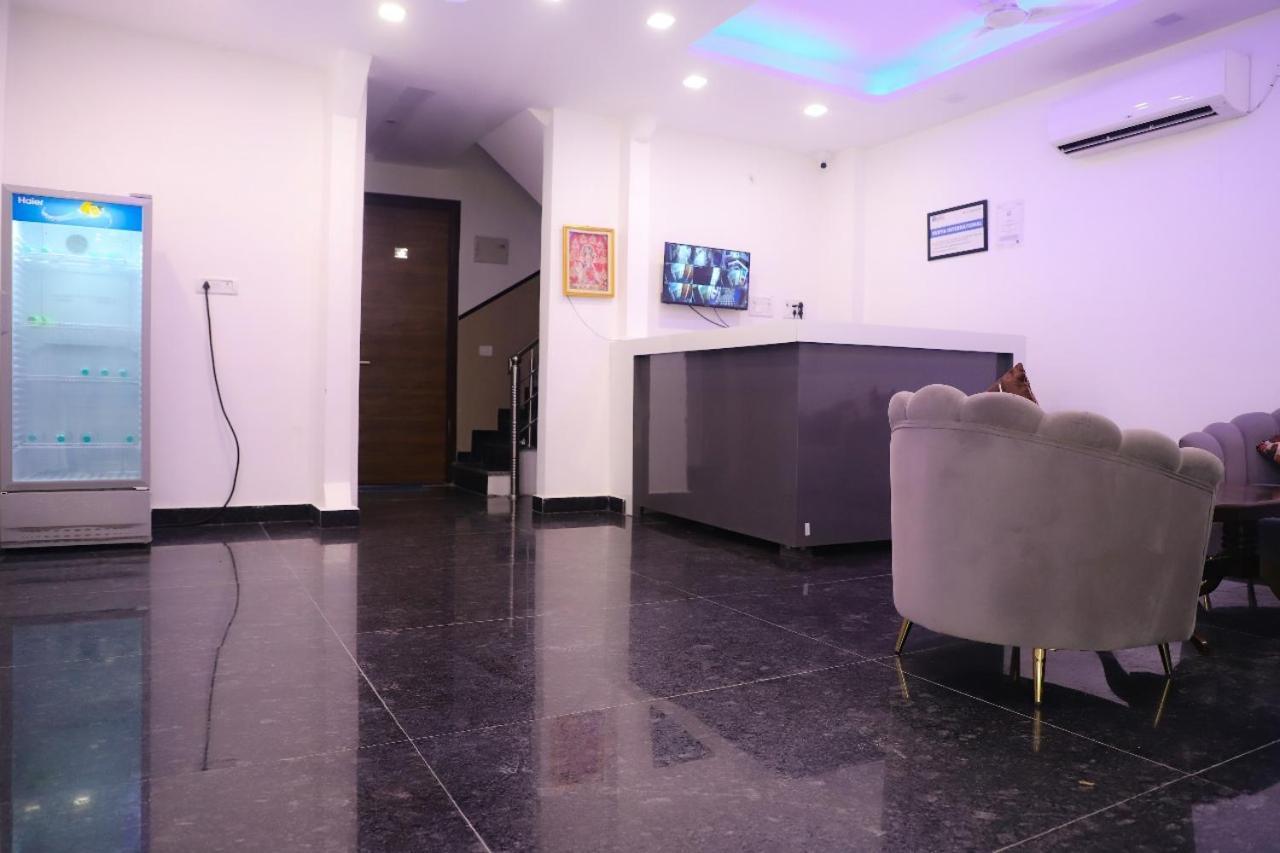 Bed and Breakfast Surya International Nuova Delhi Esterno foto