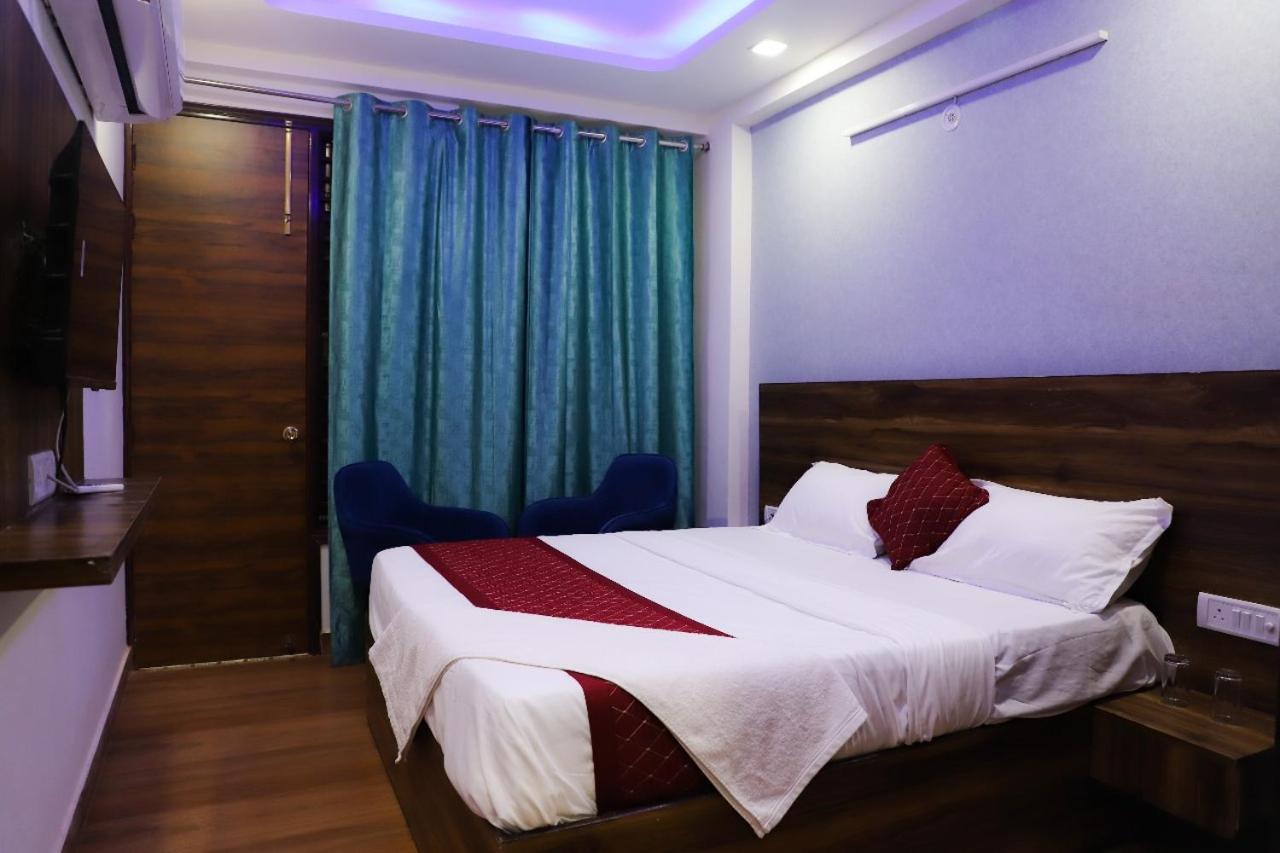 Bed and Breakfast Surya International Nuova Delhi Esterno foto