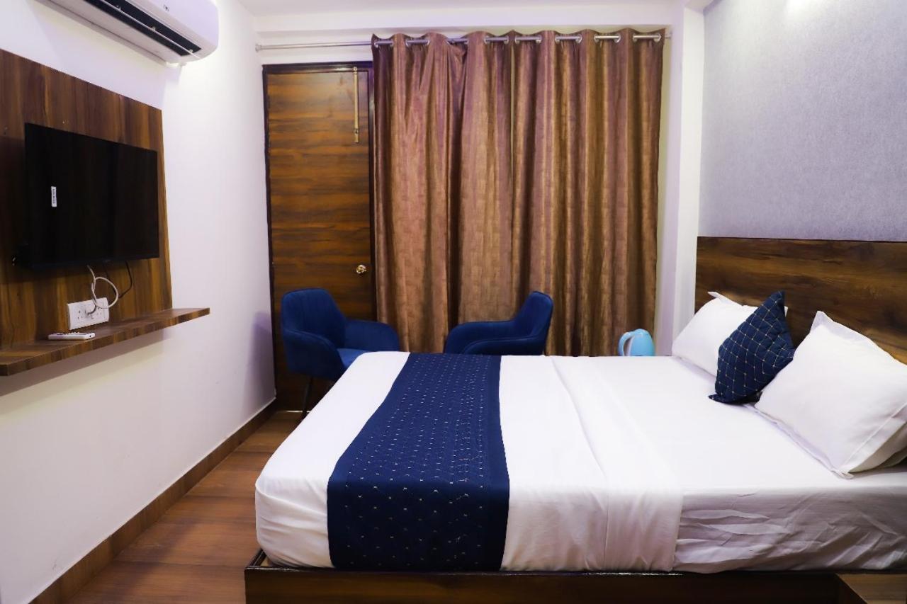 Bed and Breakfast Surya International Nuova Delhi Esterno foto