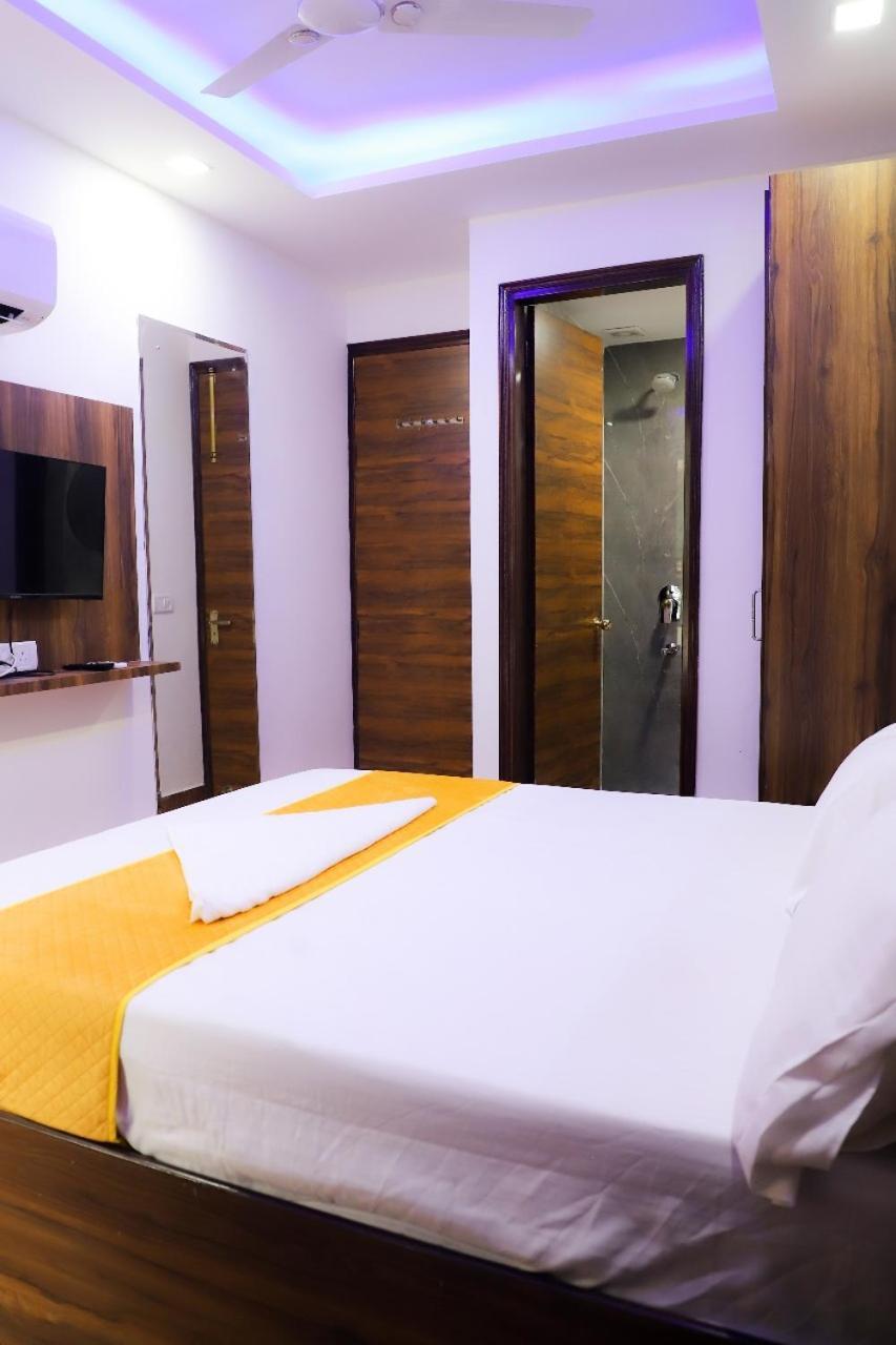 Bed and Breakfast Surya International Nuova Delhi Esterno foto