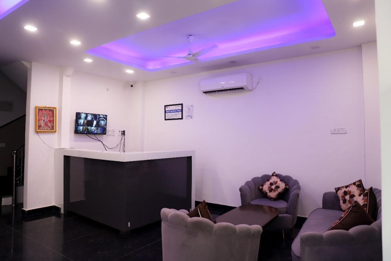 Bed and Breakfast Surya International Nuova Delhi Esterno foto