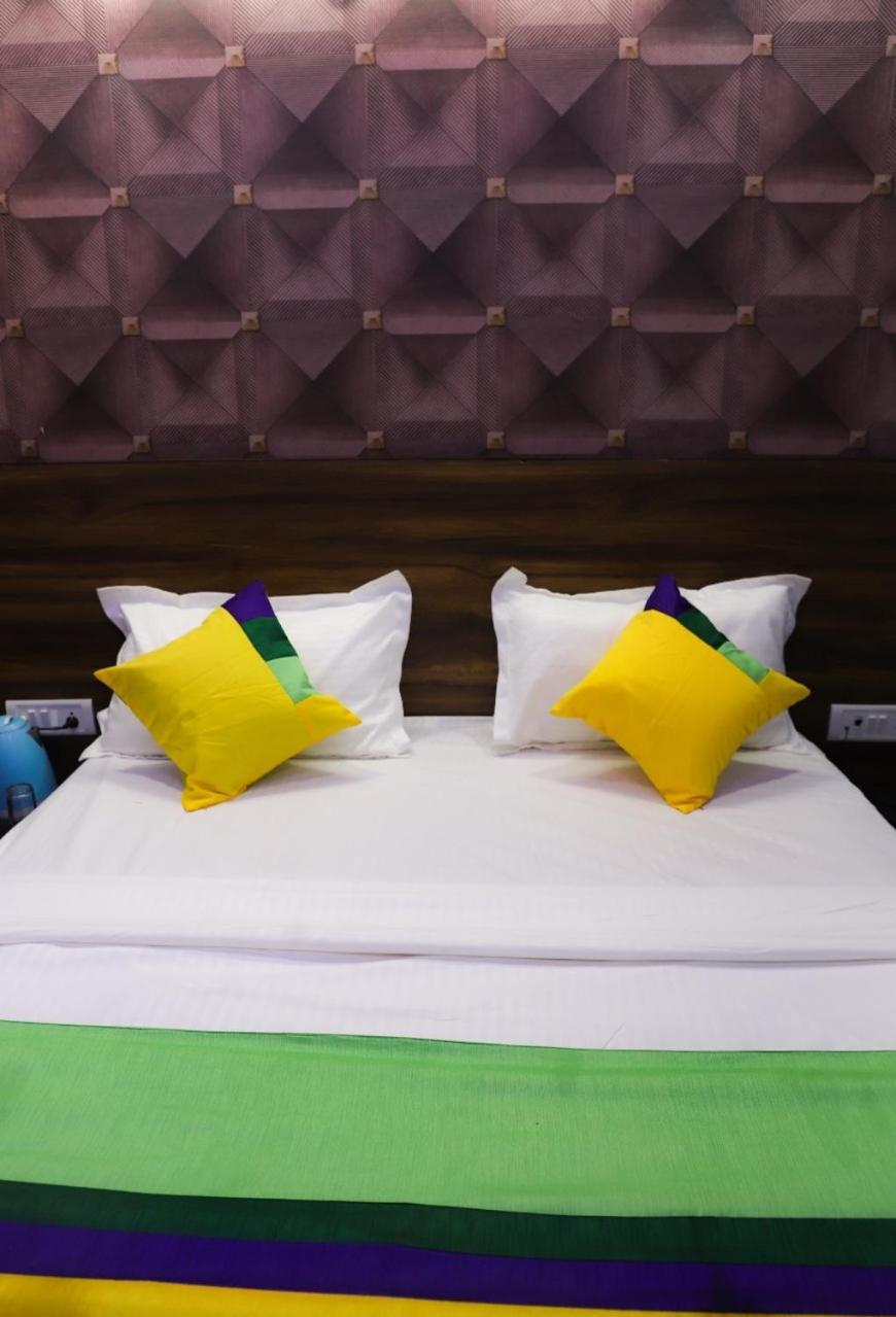 Bed and Breakfast Surya International Nuova Delhi Esterno foto