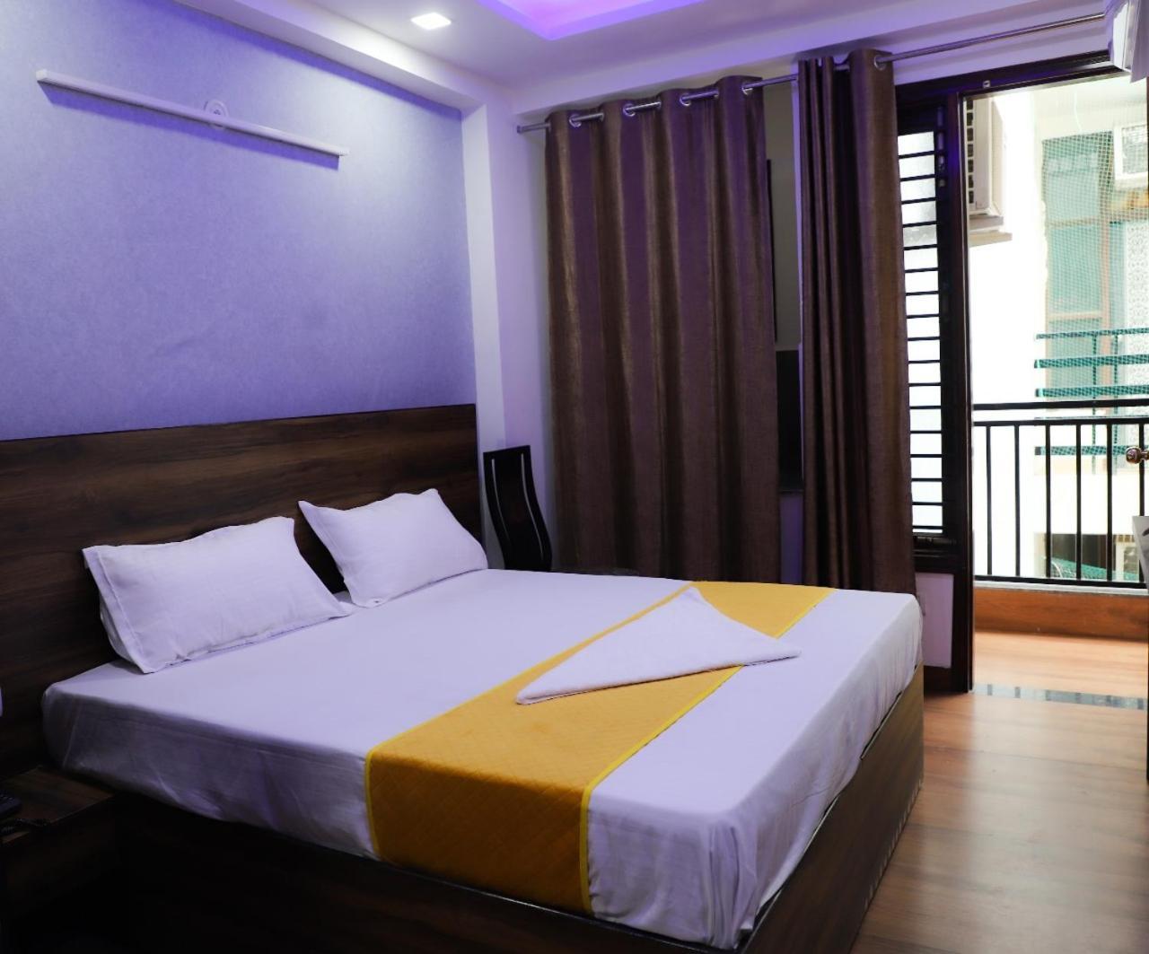 Bed and Breakfast Surya International Nuova Delhi Esterno foto