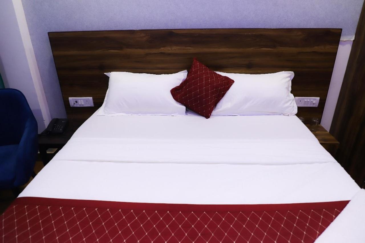 Bed and Breakfast Surya International Nuova Delhi Esterno foto