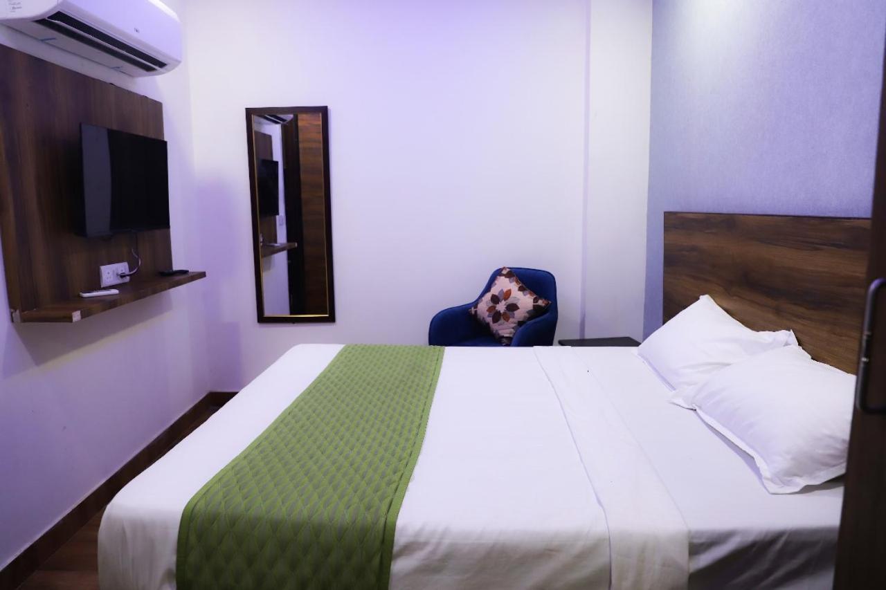 Bed and Breakfast Surya International Nuova Delhi Esterno foto