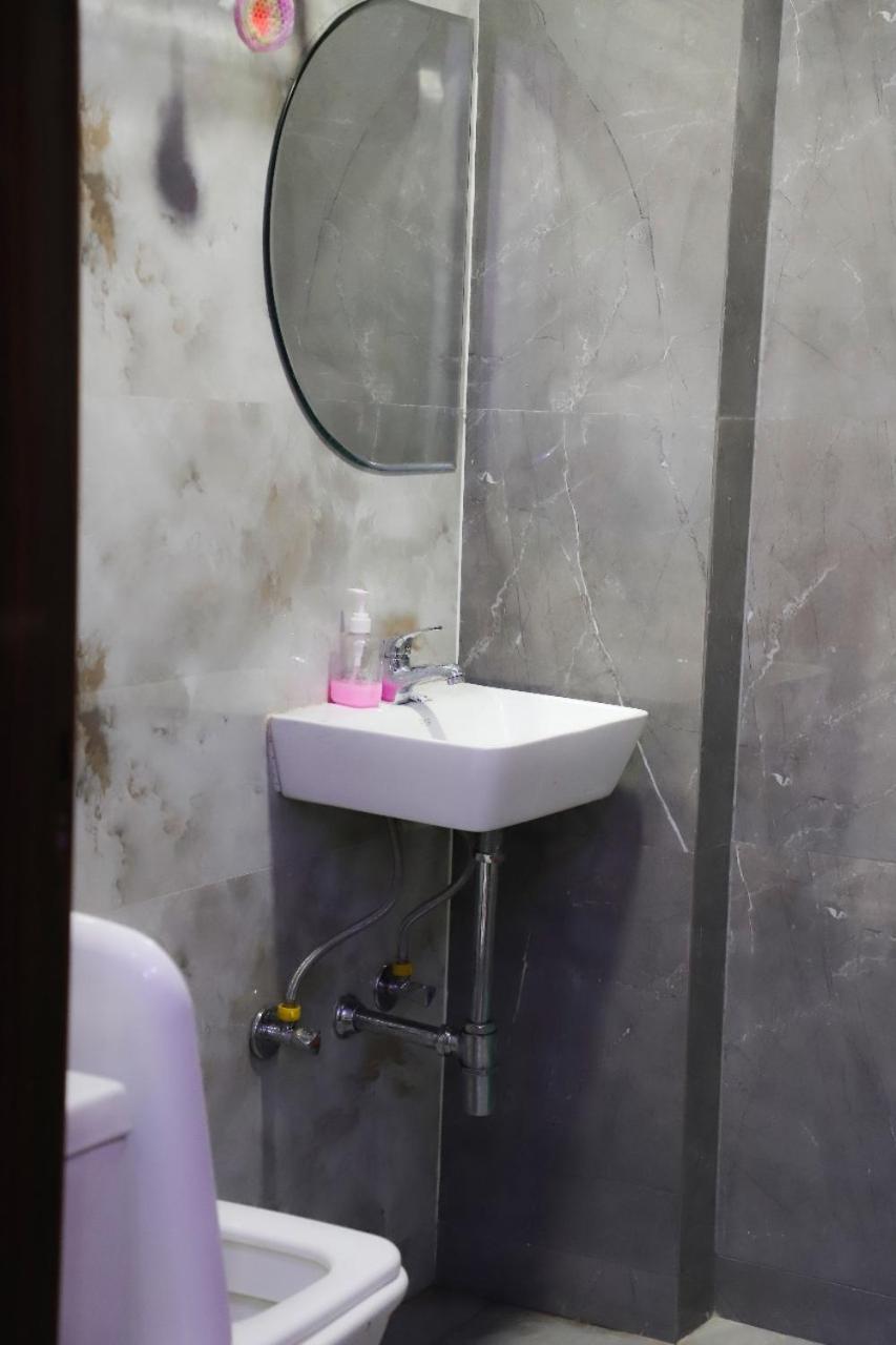 Bed and Breakfast Surya International Nuova Delhi Esterno foto