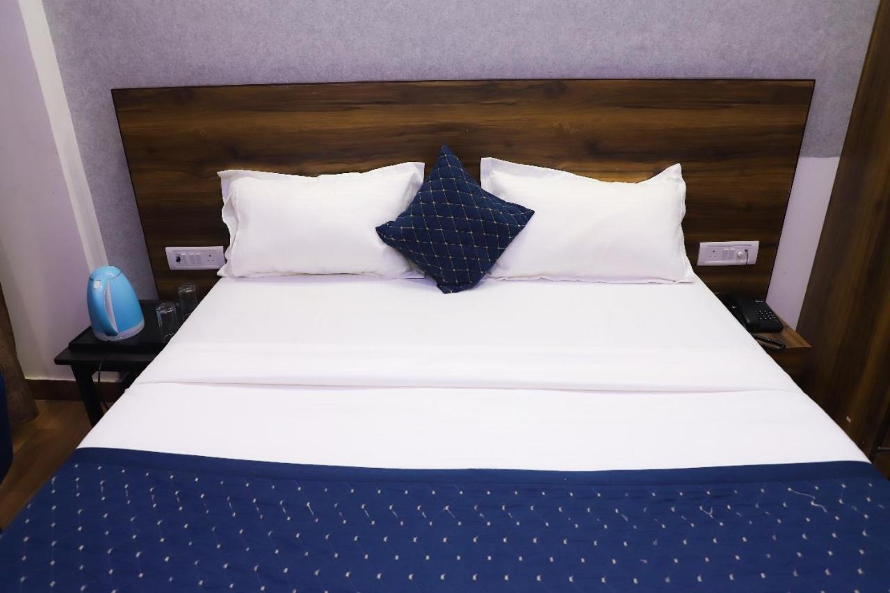 Bed and Breakfast Surya International Nuova Delhi Esterno foto