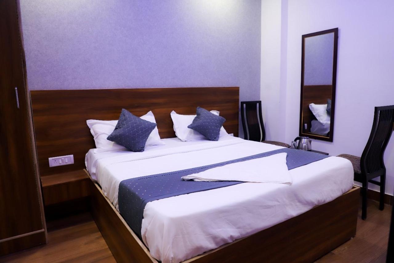 Bed and Breakfast Surya International Nuova Delhi Esterno foto