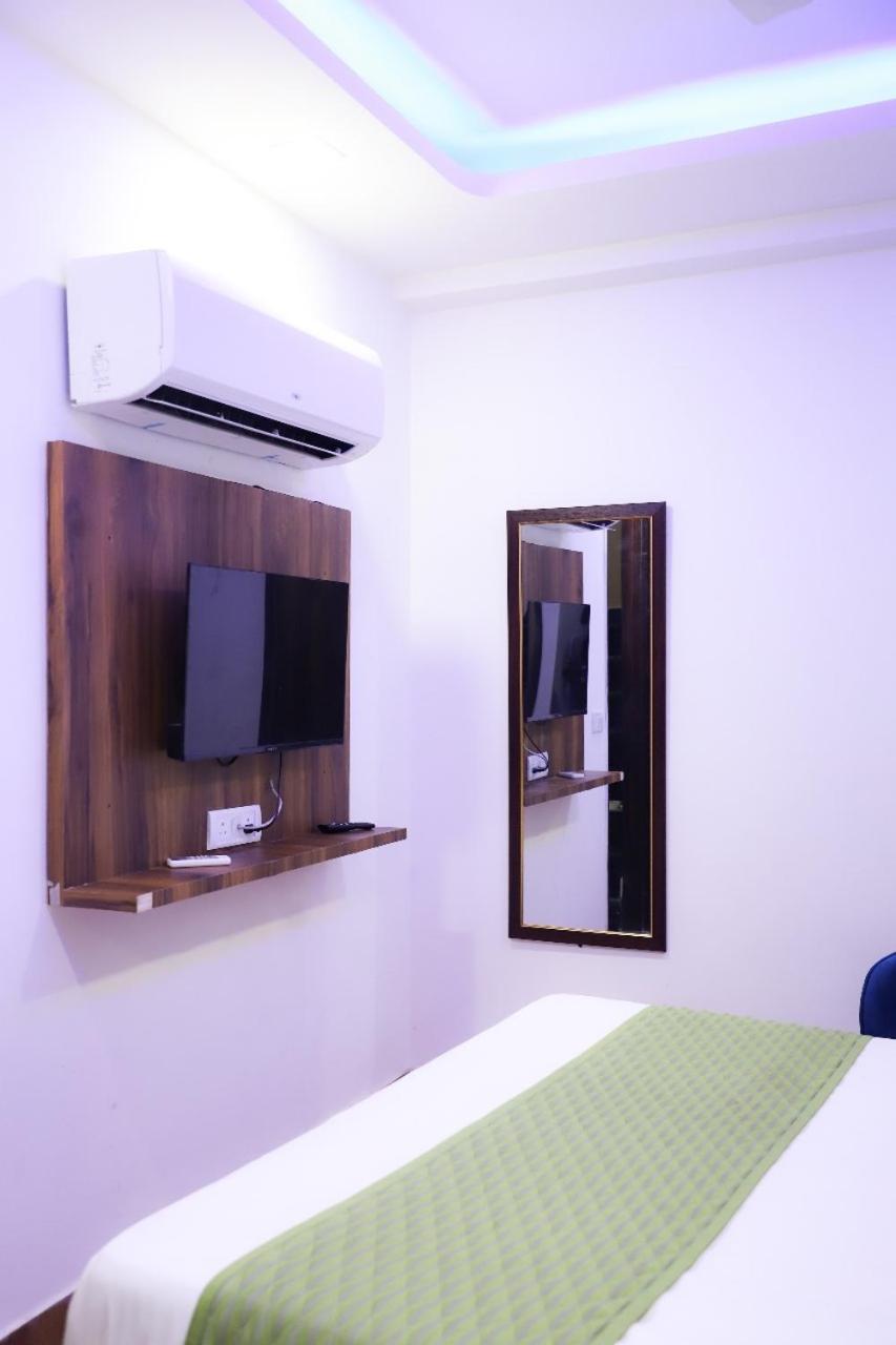 Bed and Breakfast Surya International Nuova Delhi Esterno foto