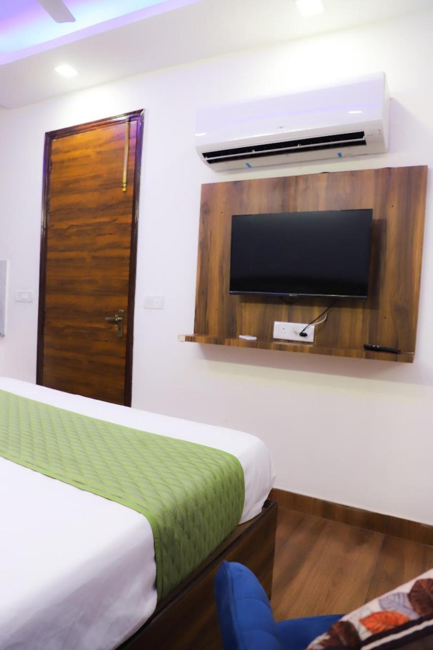 Bed and Breakfast Surya International Nuova Delhi Esterno foto