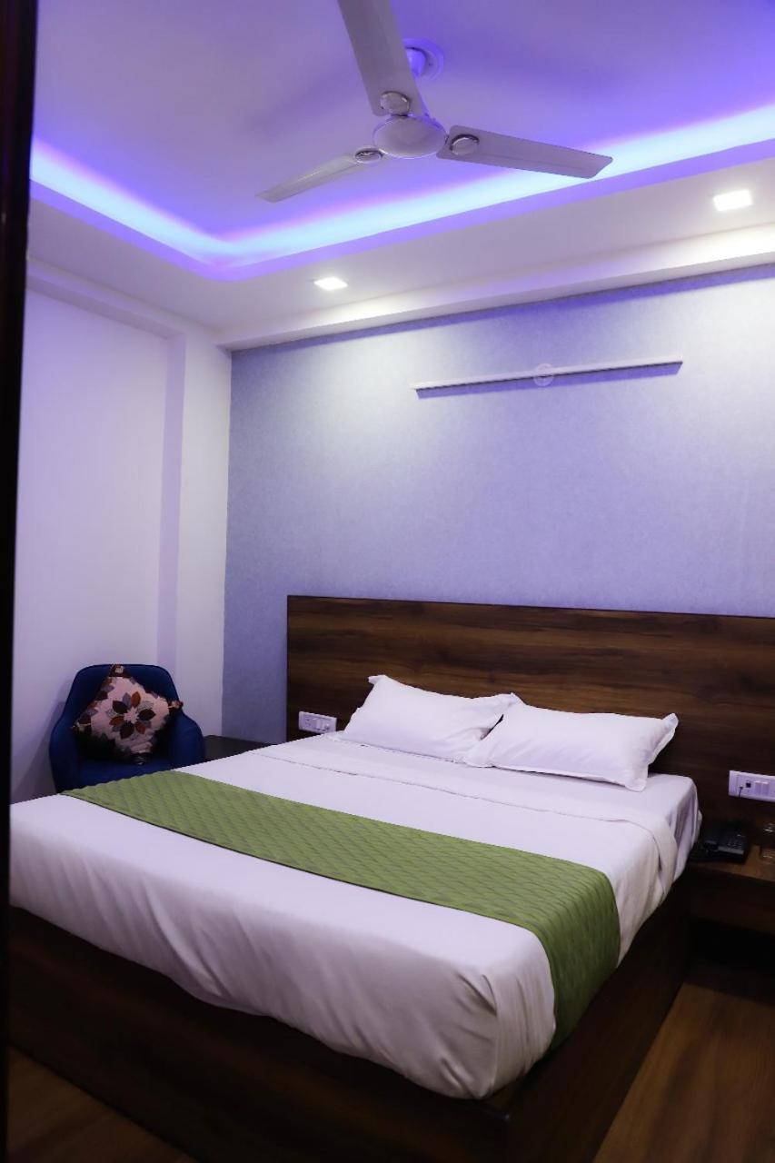 Bed and Breakfast Surya International Nuova Delhi Esterno foto