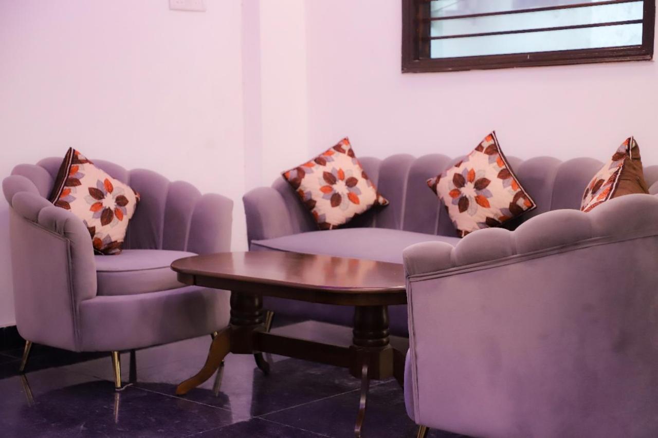 Bed and Breakfast Surya International Nuova Delhi Esterno foto