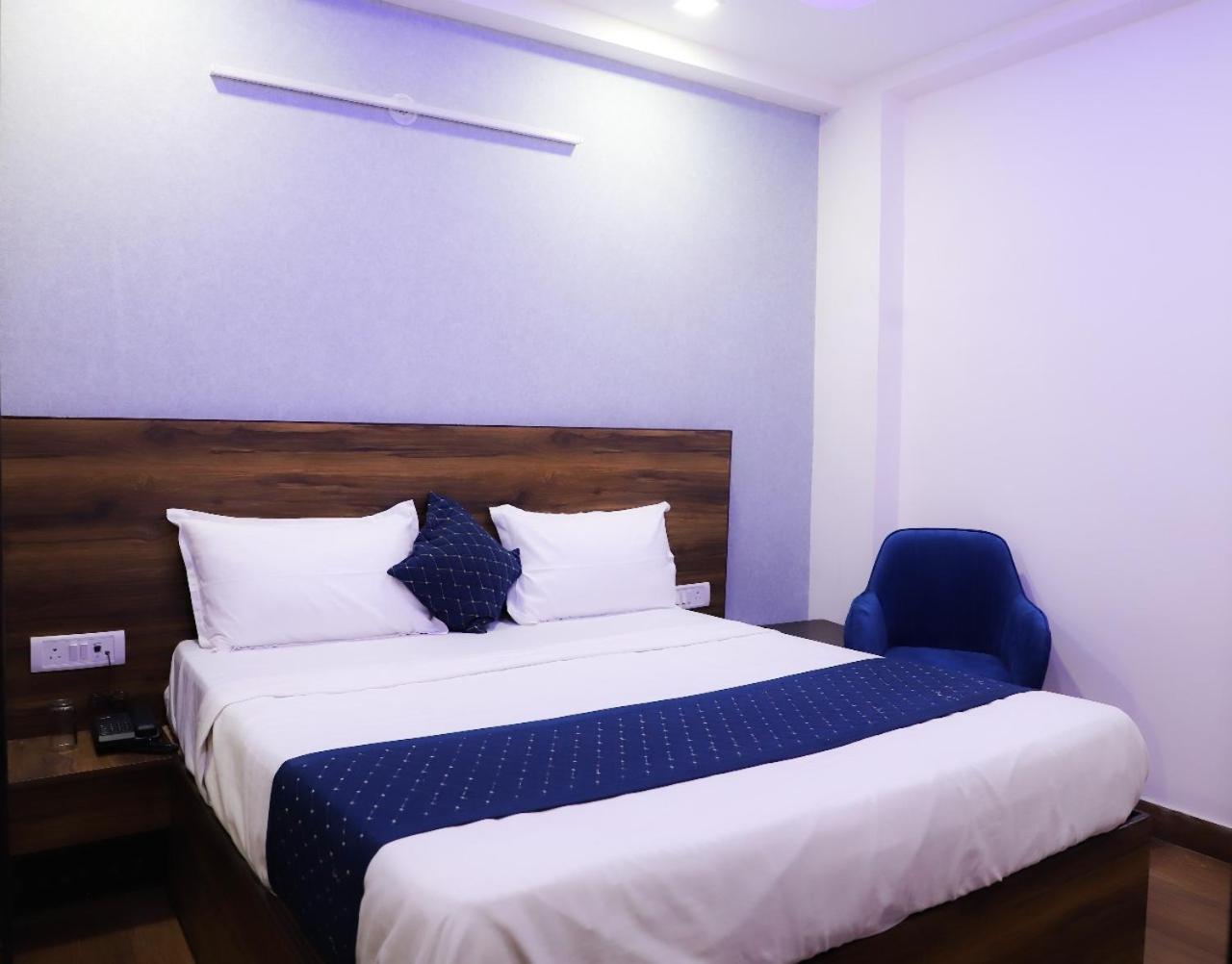 Bed and Breakfast Surya International Nuova Delhi Esterno foto