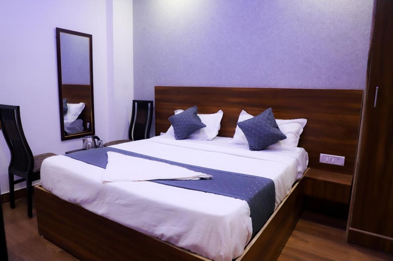 Bed and Breakfast Surya International Nuova Delhi Esterno foto