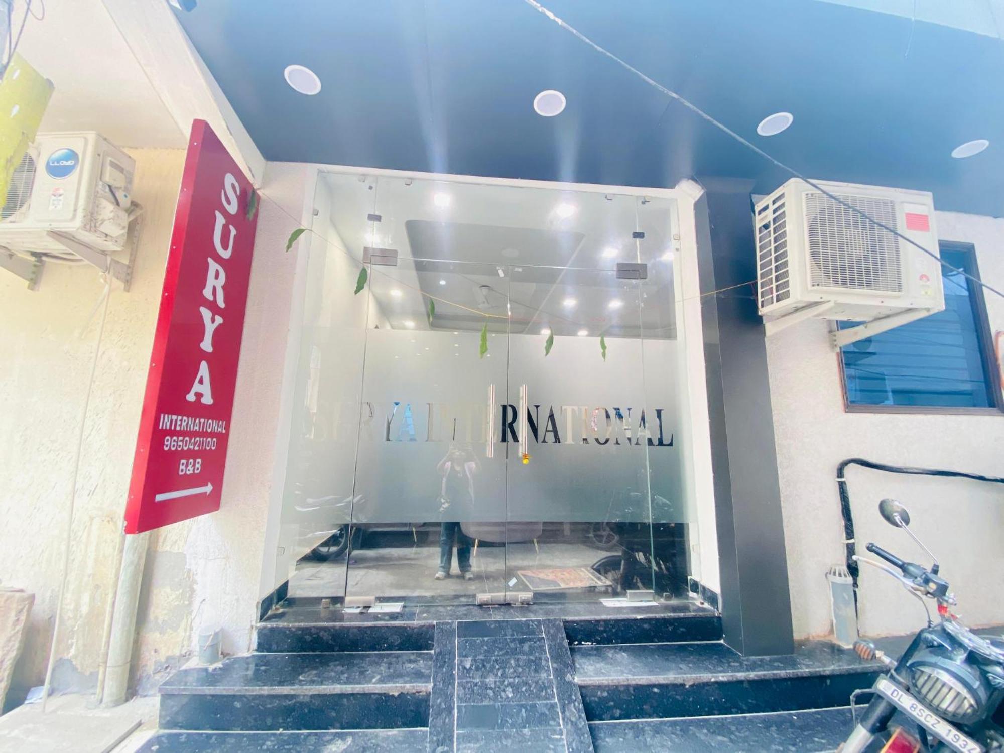 Bed and Breakfast Surya International Nuova Delhi Esterno foto