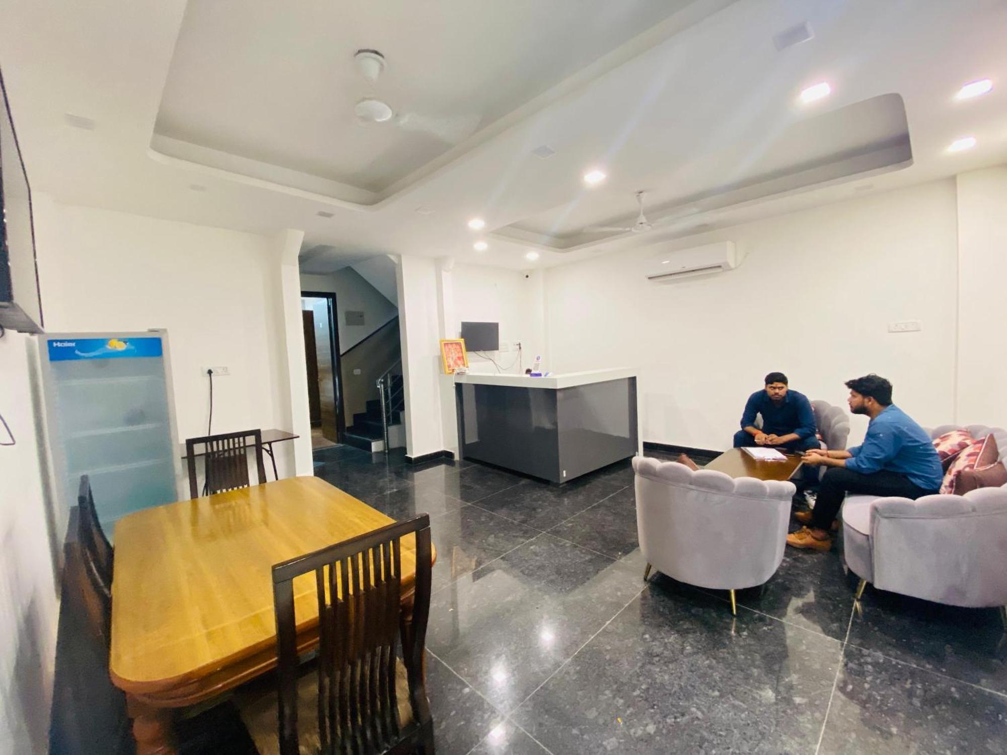 Bed and Breakfast Surya International Nuova Delhi Esterno foto