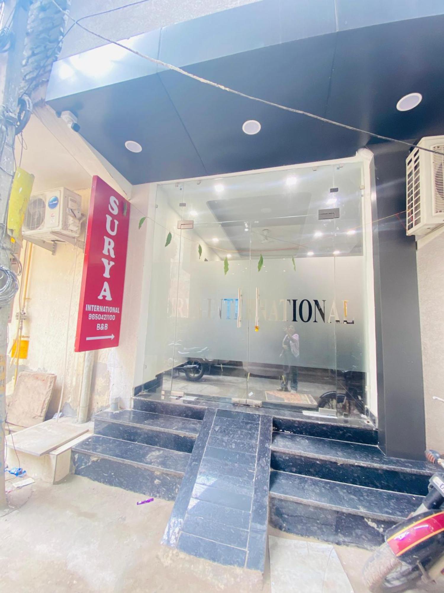 Bed and Breakfast Surya International Nuova Delhi Esterno foto