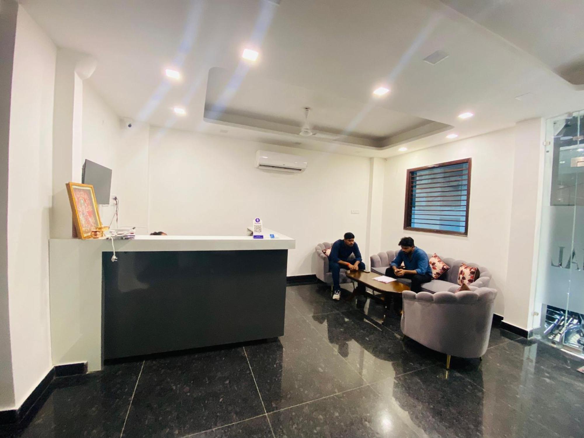 Bed and Breakfast Surya International Nuova Delhi Esterno foto