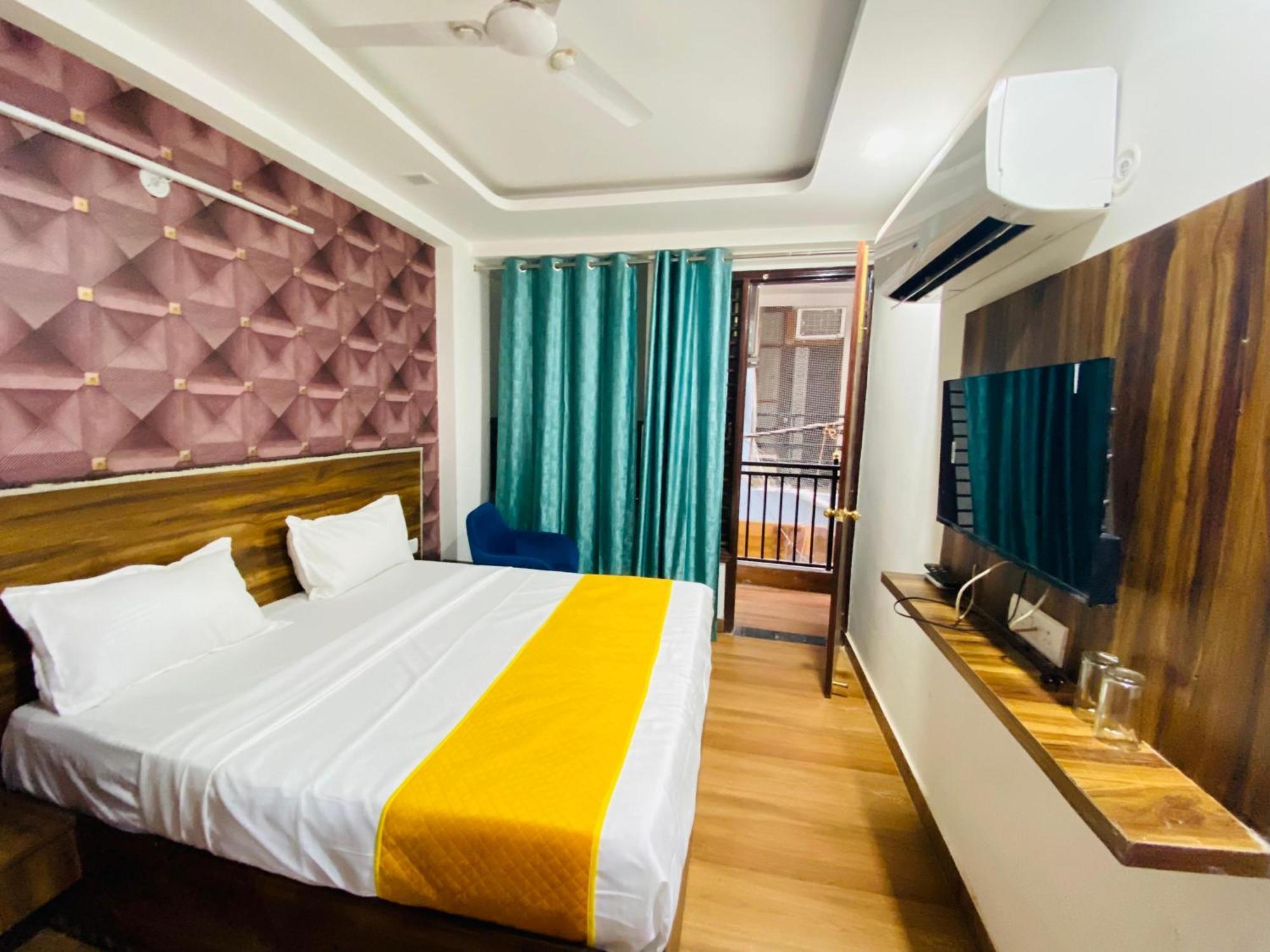 Bed and Breakfast Surya International Nuova Delhi Esterno foto