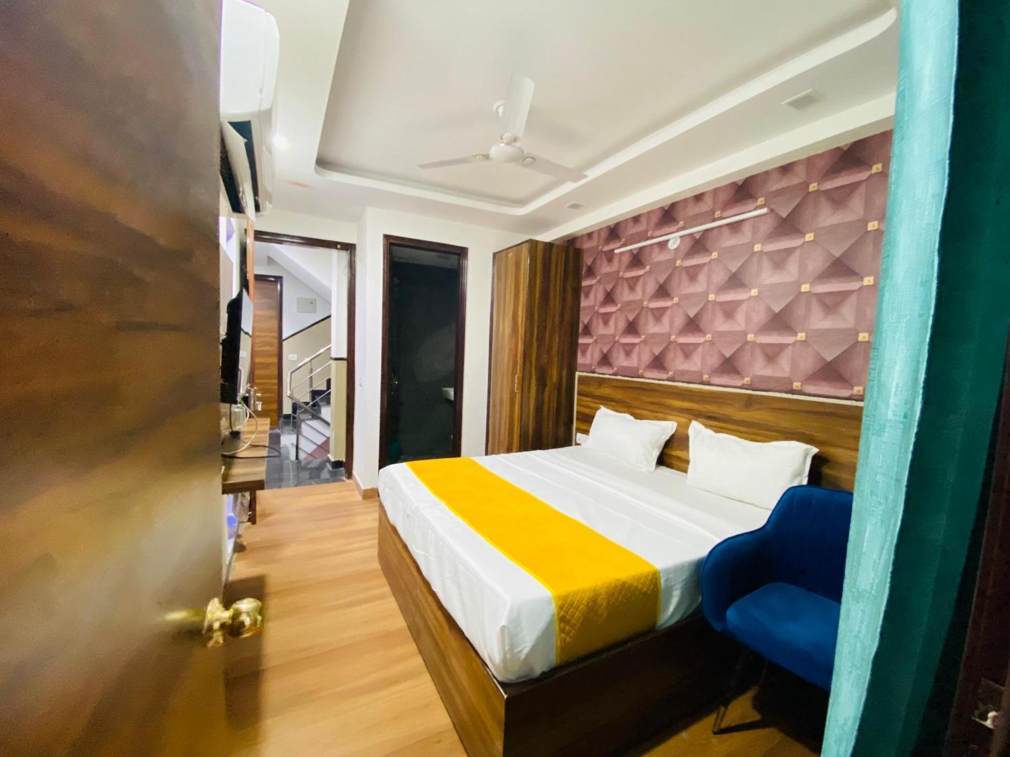 Bed and Breakfast Surya International Nuova Delhi Esterno foto