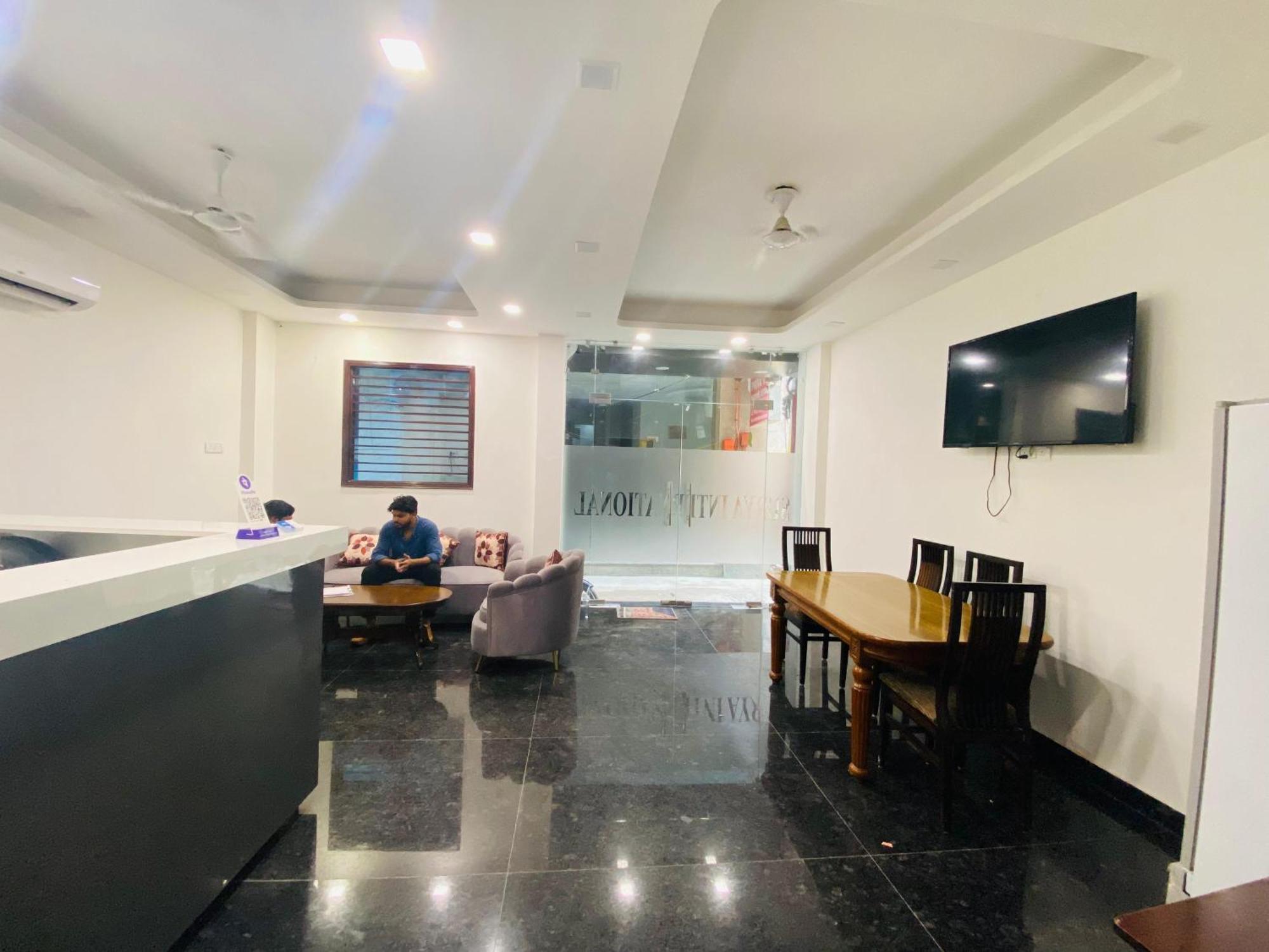 Bed and Breakfast Surya International Nuova Delhi Esterno foto