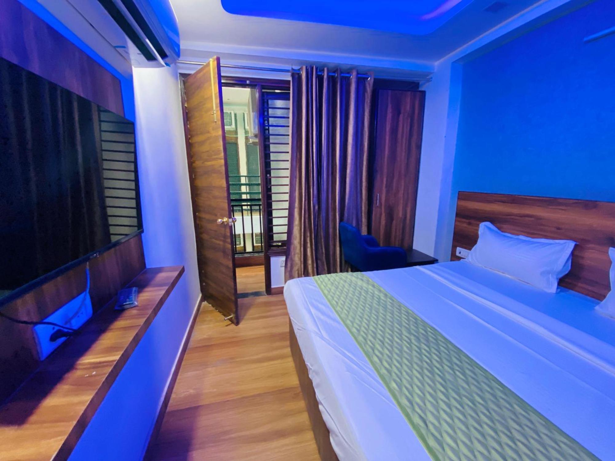 Bed and Breakfast Surya International Nuova Delhi Esterno foto
