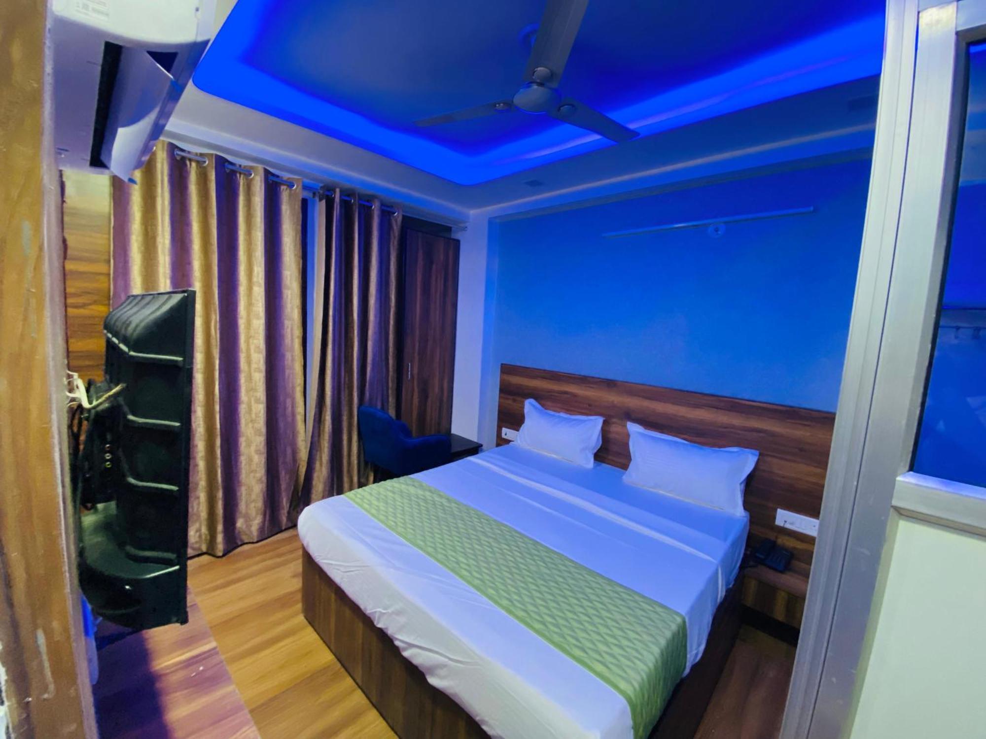 Bed and Breakfast Surya International Nuova Delhi Esterno foto