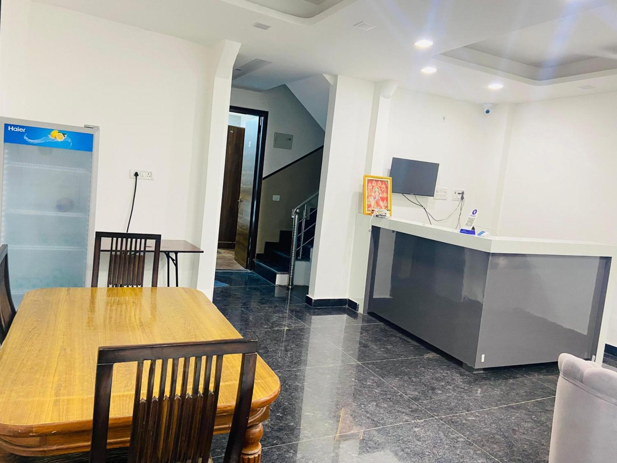 Bed and Breakfast Surya International Nuova Delhi Esterno foto