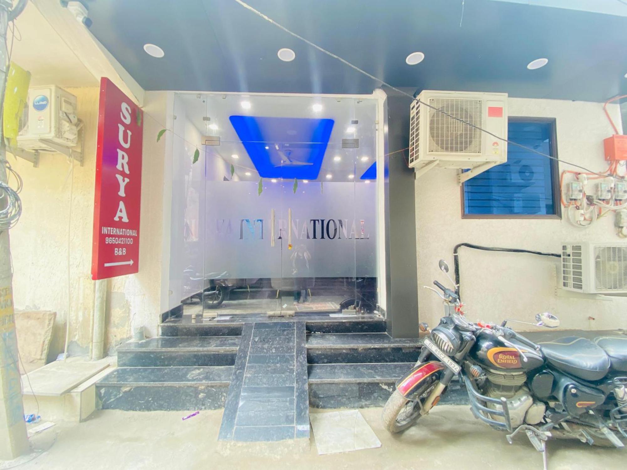 Bed and Breakfast Surya International Nuova Delhi Esterno foto