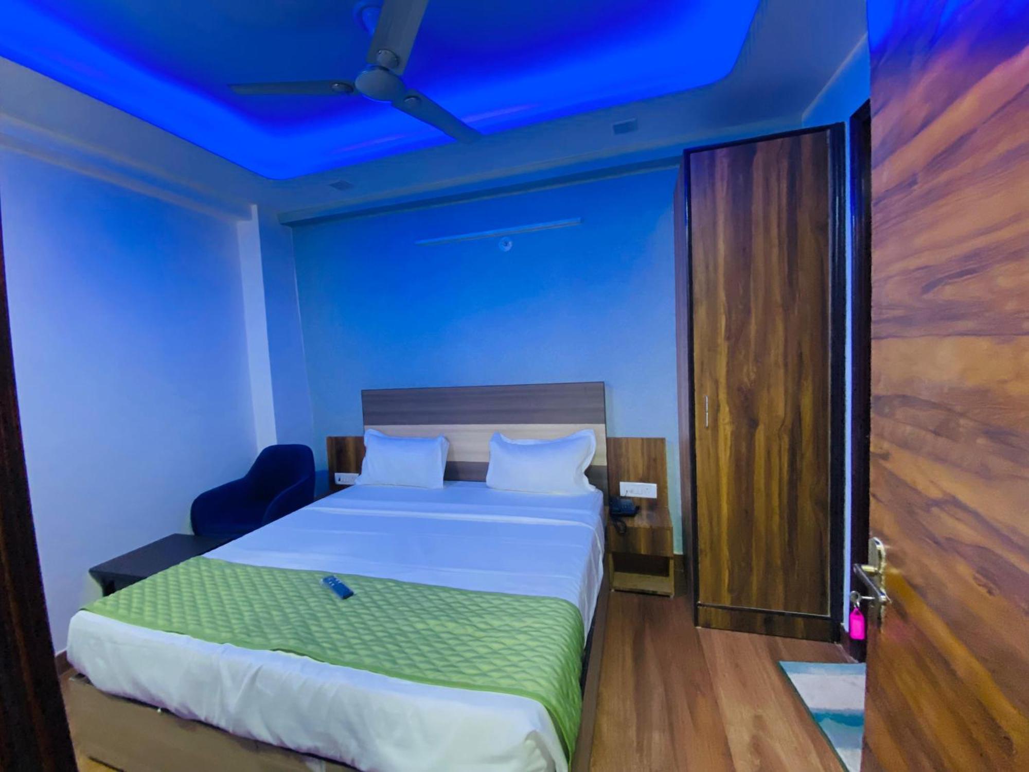 Bed and Breakfast Surya International Nuova Delhi Esterno foto