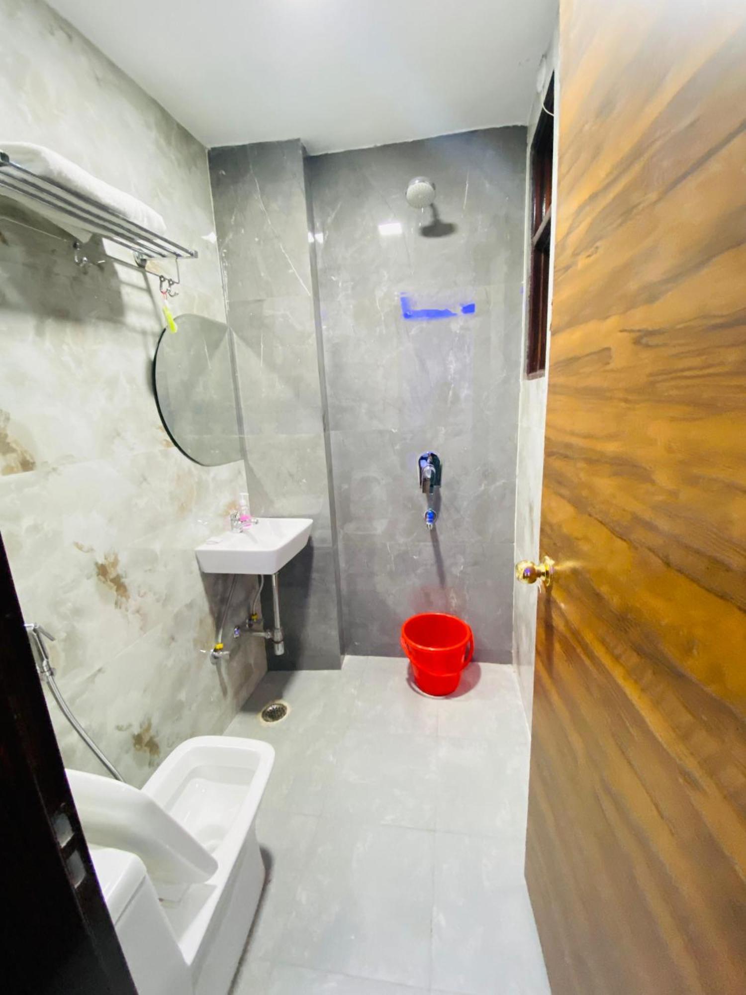 Bed and Breakfast Surya International Nuova Delhi Esterno foto