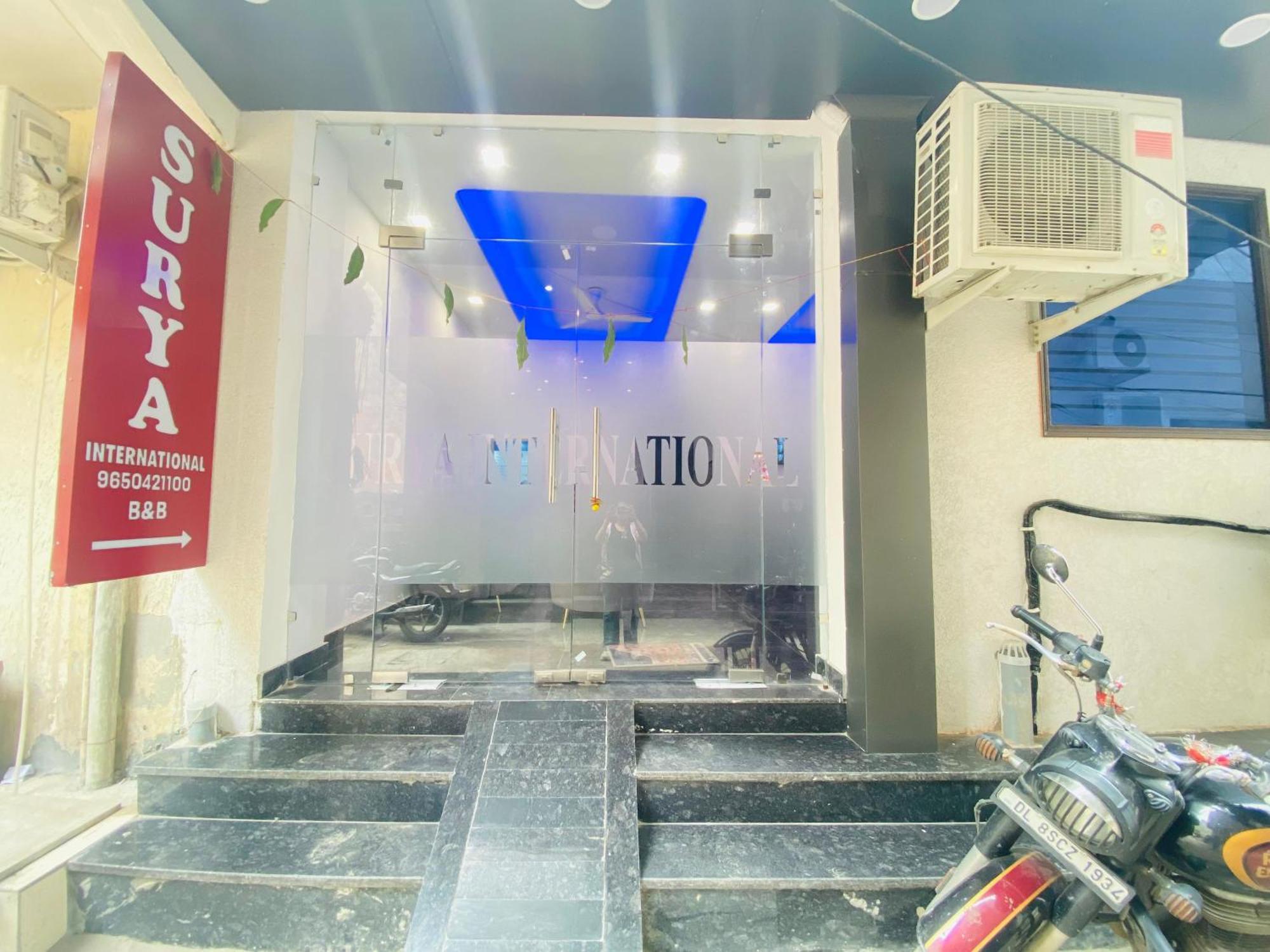 Bed and Breakfast Surya International Nuova Delhi Esterno foto